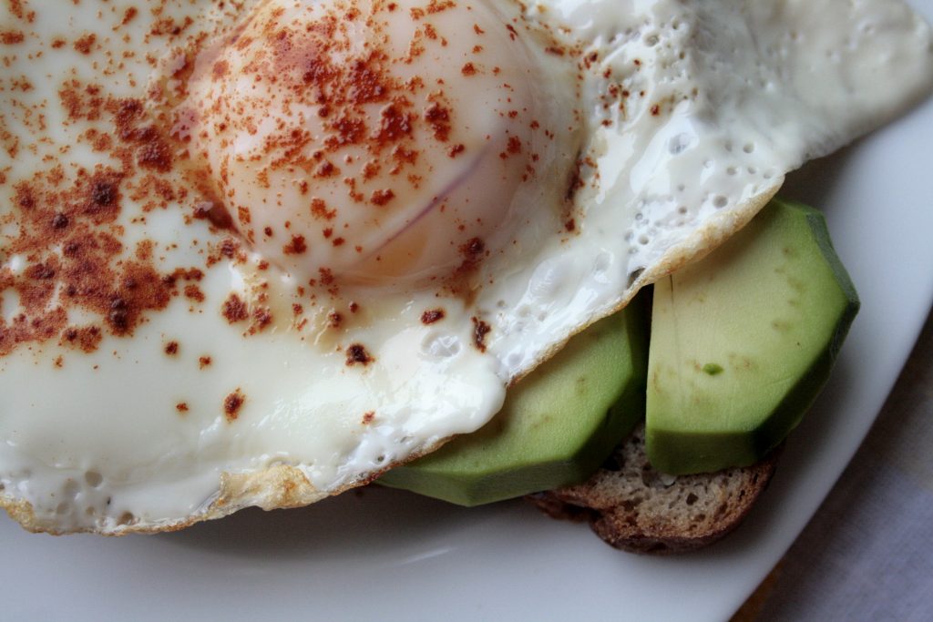 Low FODMAP śniadanie - jajko z awokado, na toście bezglutenowym