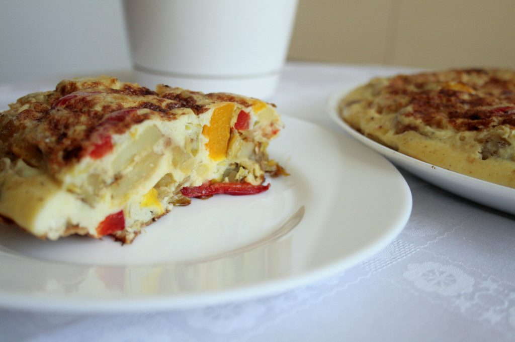 Kawałek Hiszpańskiego Omletu zaadaptowanego do diety low FODMAP