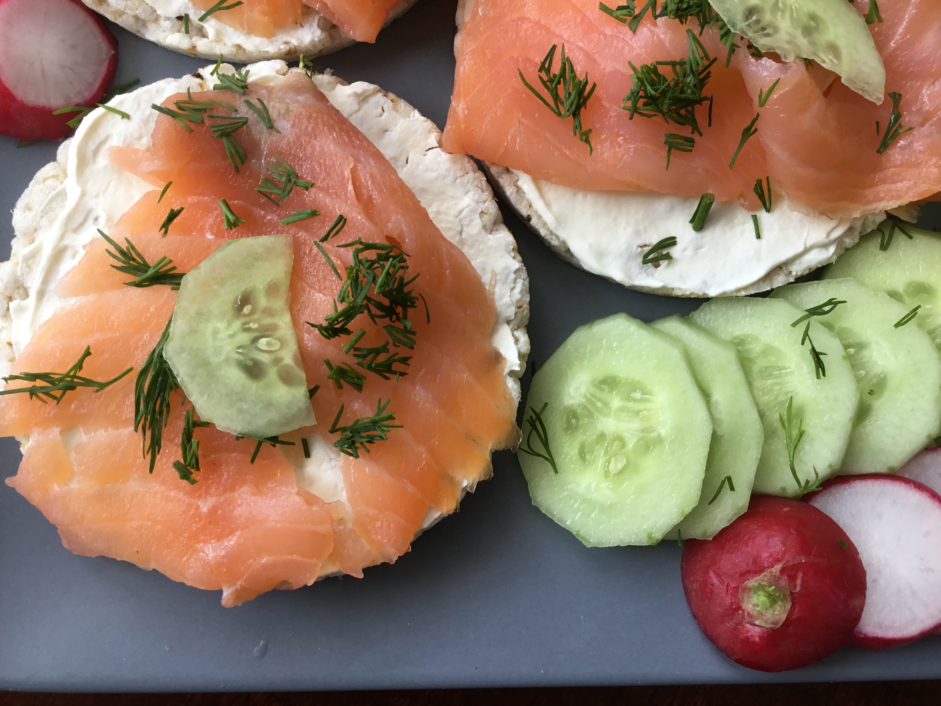 Low FODMAP wafle ryżowe z łososiem wędzonym i serkiem
