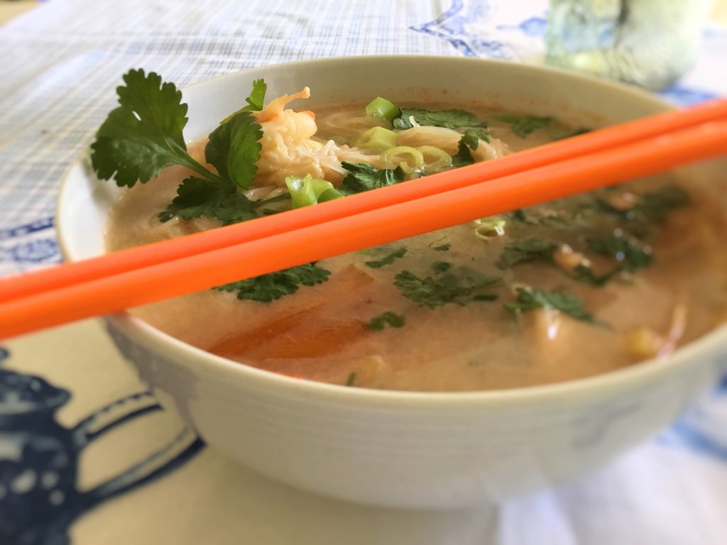 Tajska Zupa z Krewetkami i Makaronem Ryżowym